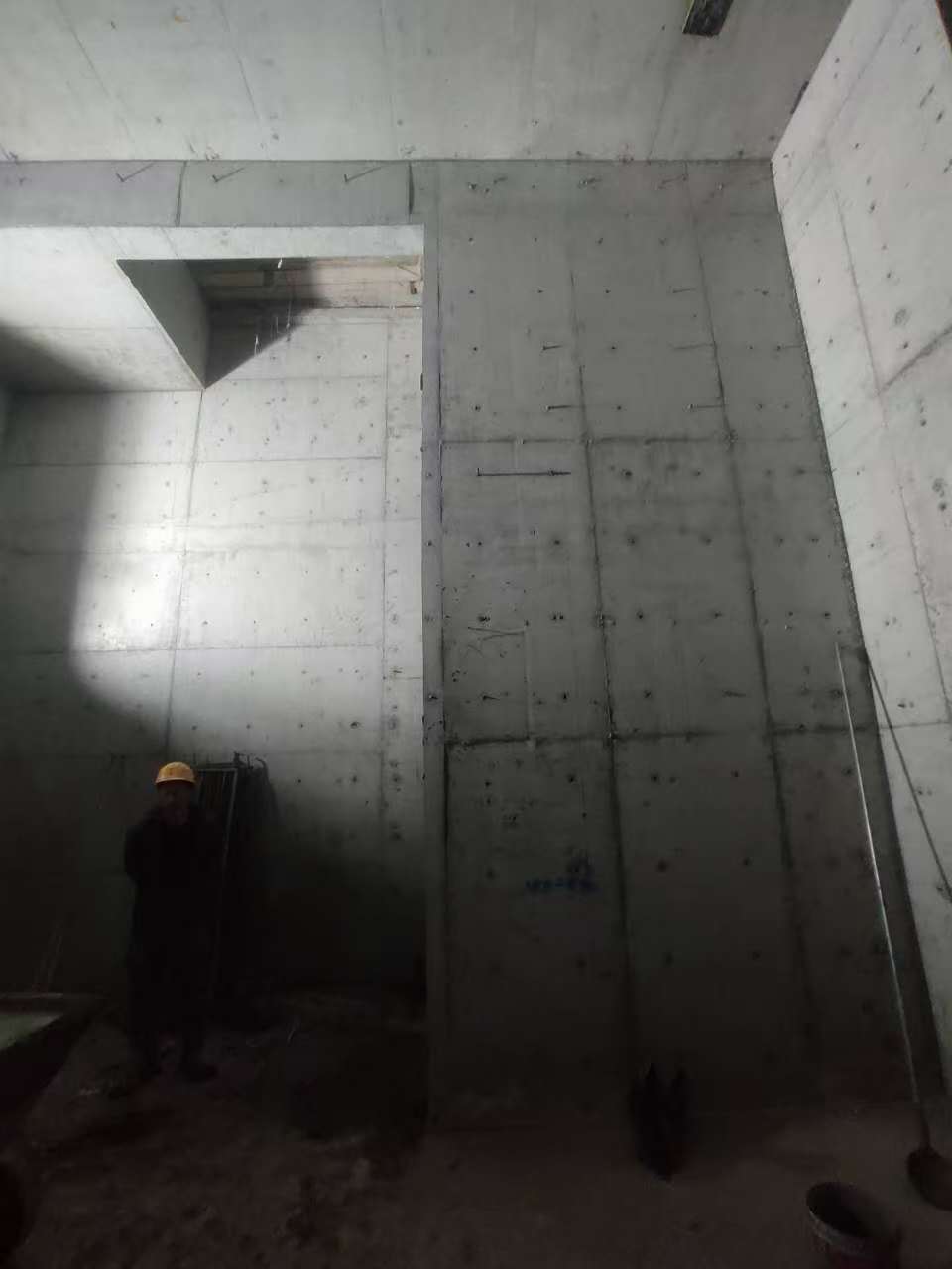 大厂墙上开槽钢筋断了有影响吗